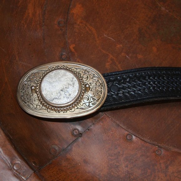 𝅺Hand Tooled Black Leather Cross Belt Size 32 - Picture 3 of 7